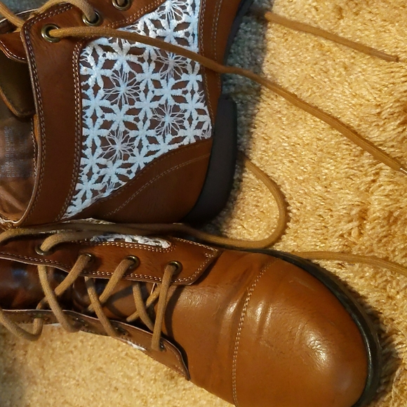 Boots - Picture 4 of 5